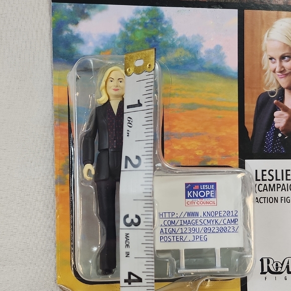 Super 7 Unisex Collectible "Parks and Recreation" Leslie Knope Action Figure - Picture 2 of 11